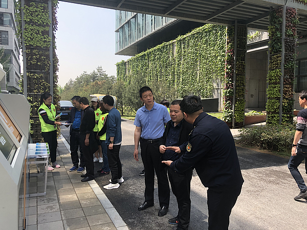 查看垃圾分類設(shè)施2.jpg